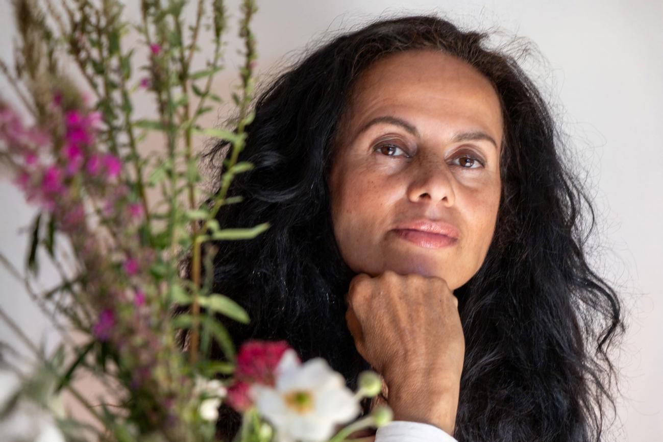 Gudrun Wilsterman achter een bos bloemen