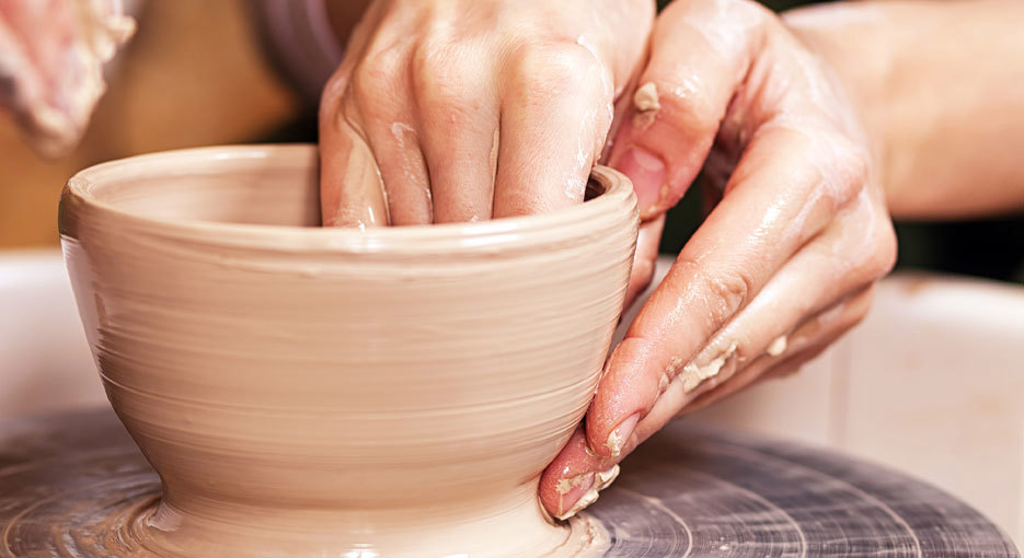 Cursist draait een bowl op de draaischijf'