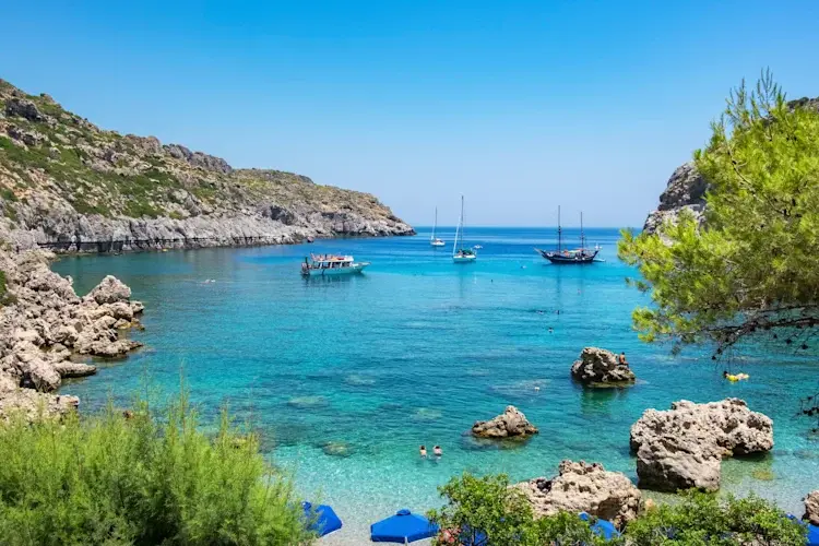 Strand met helder water in de zee