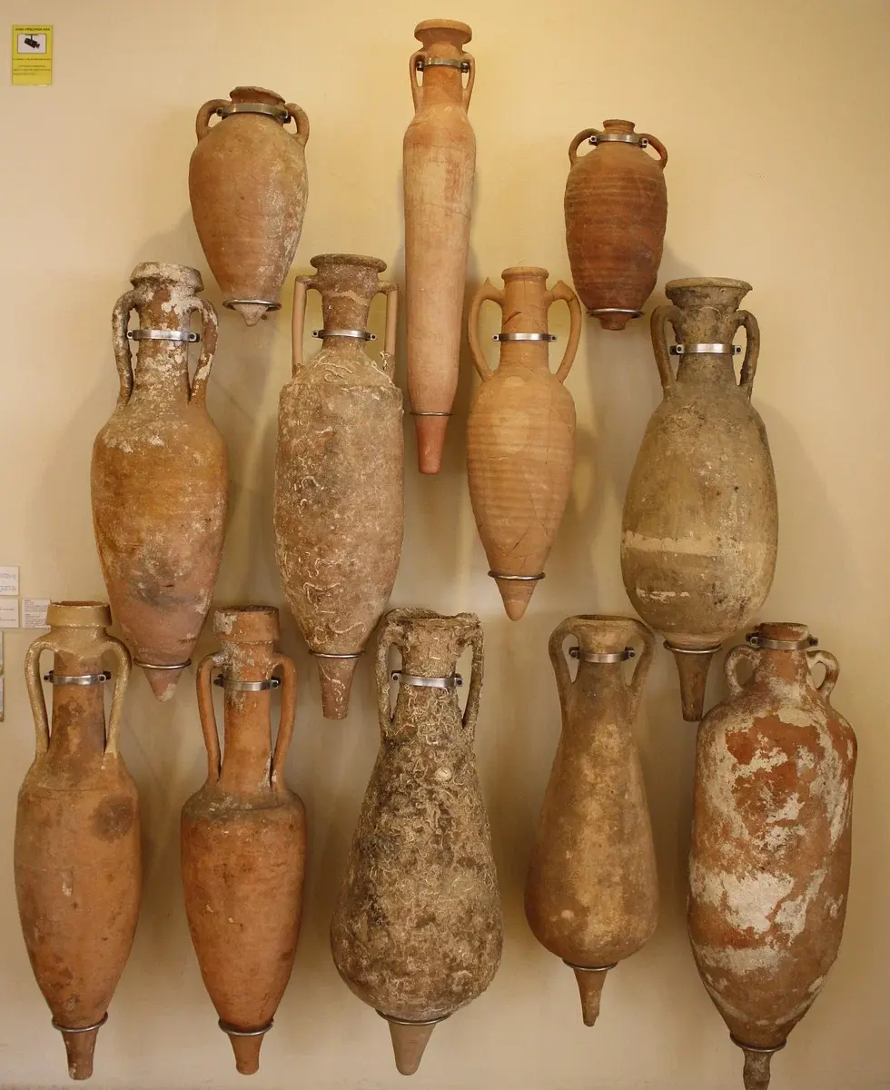 Diverse Griekse Amphoras in een museum