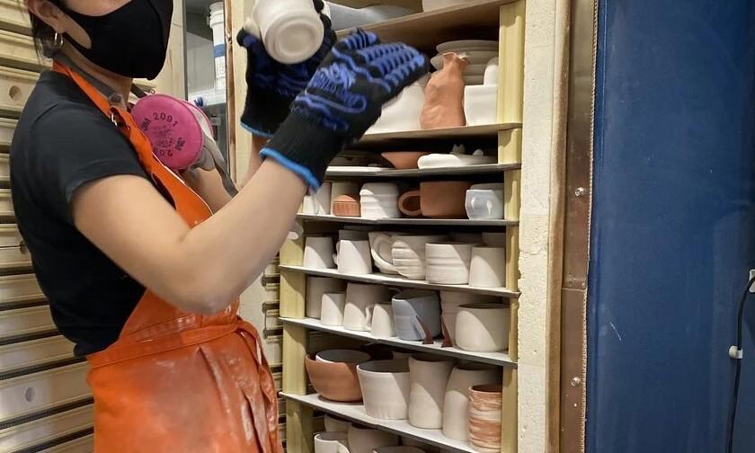 Ovenist haalt de werken uit de oven